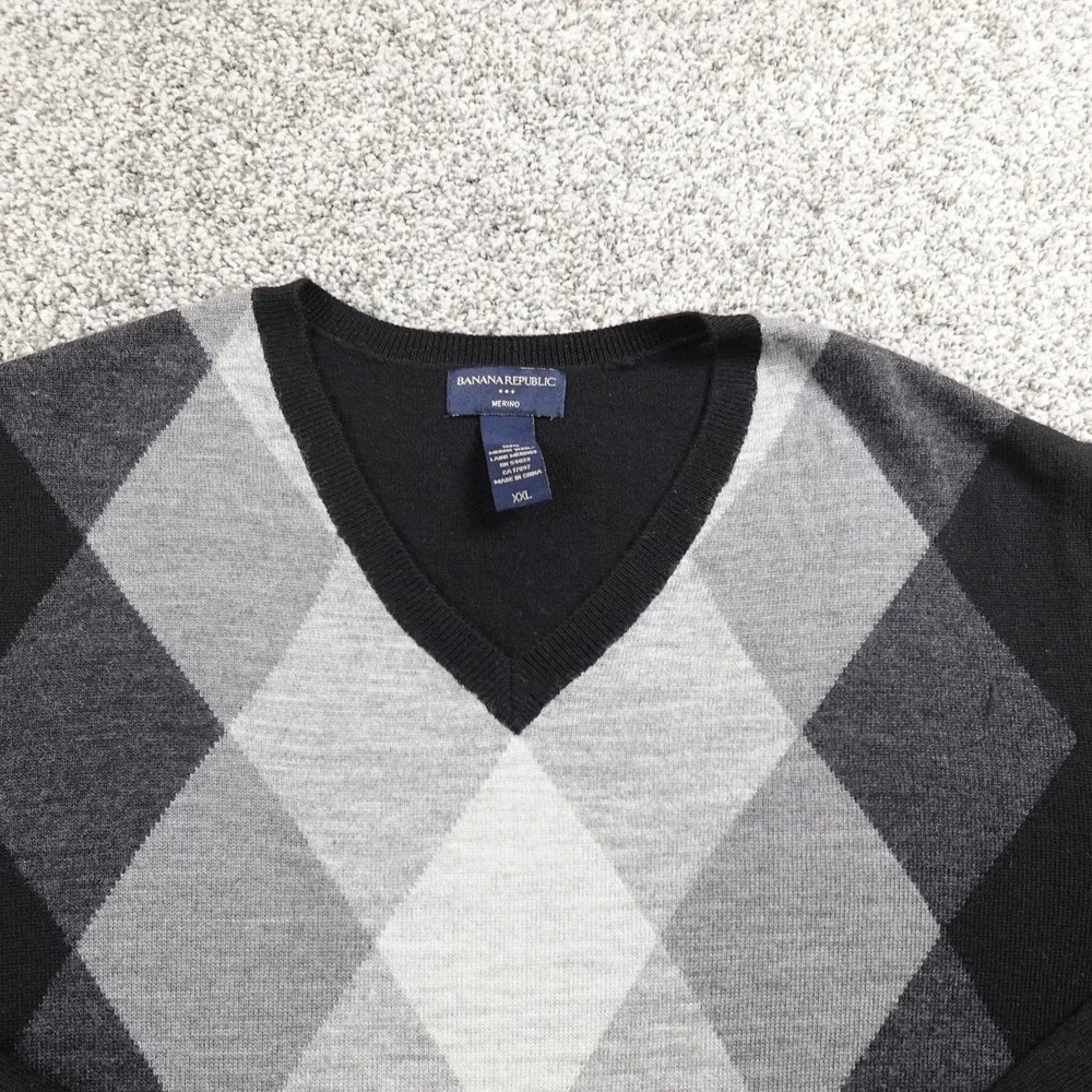 Banana Republic Sweater Mens 2XL Black Gray Merino Wool Argyle V‎ Neck Pullover